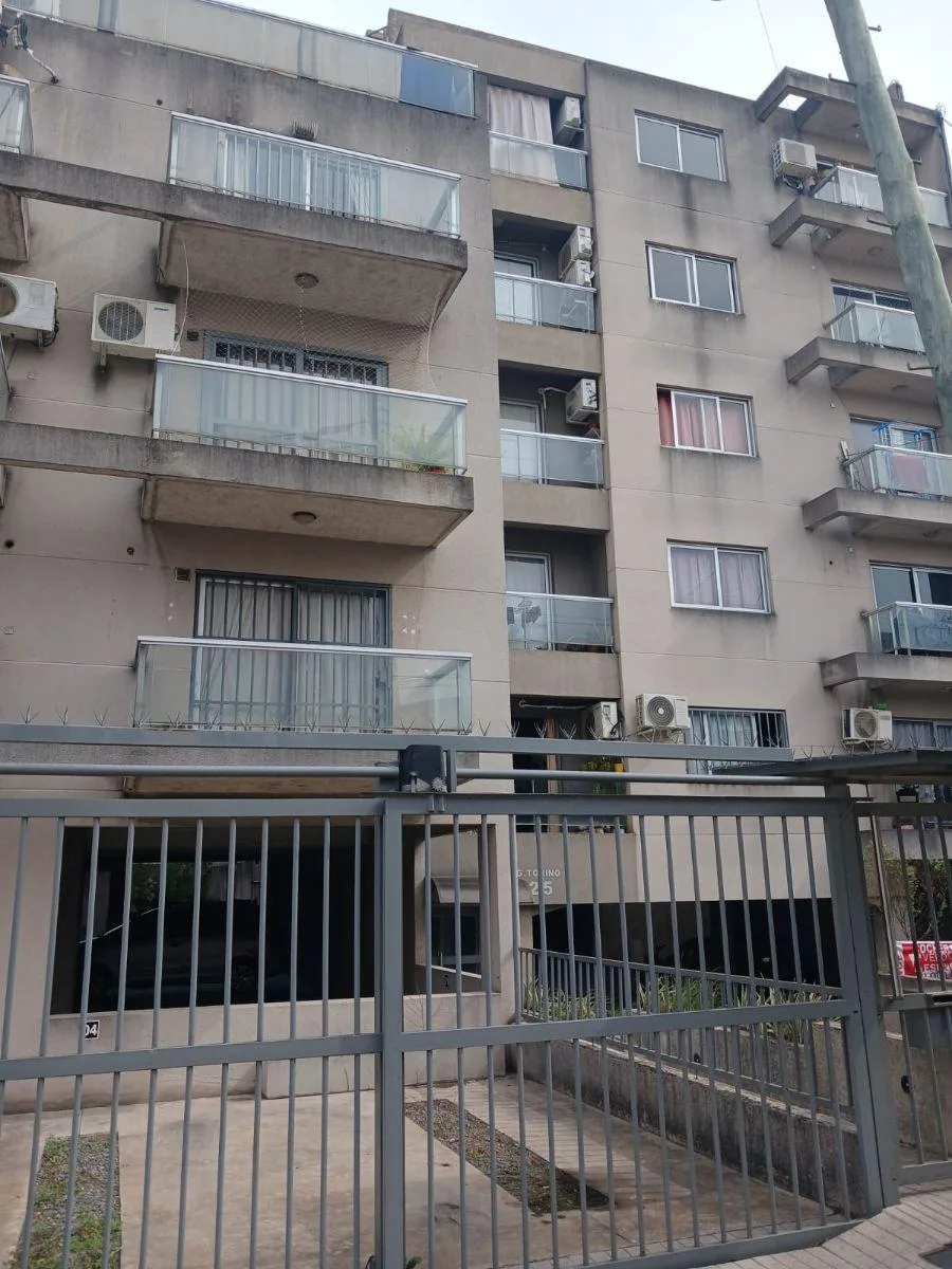 Departamento de 2 ambientes con cochera cubierta en Morón