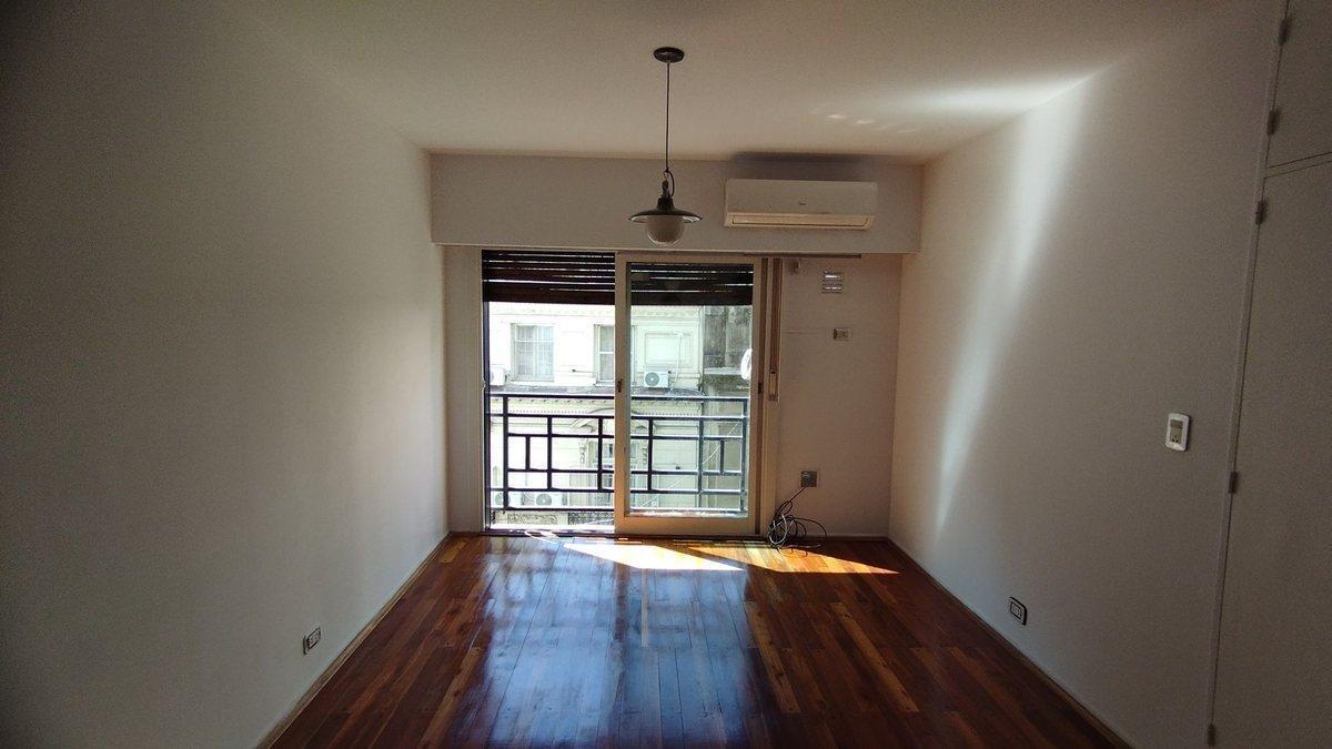 Kitnet em Retiro com varanda francesa