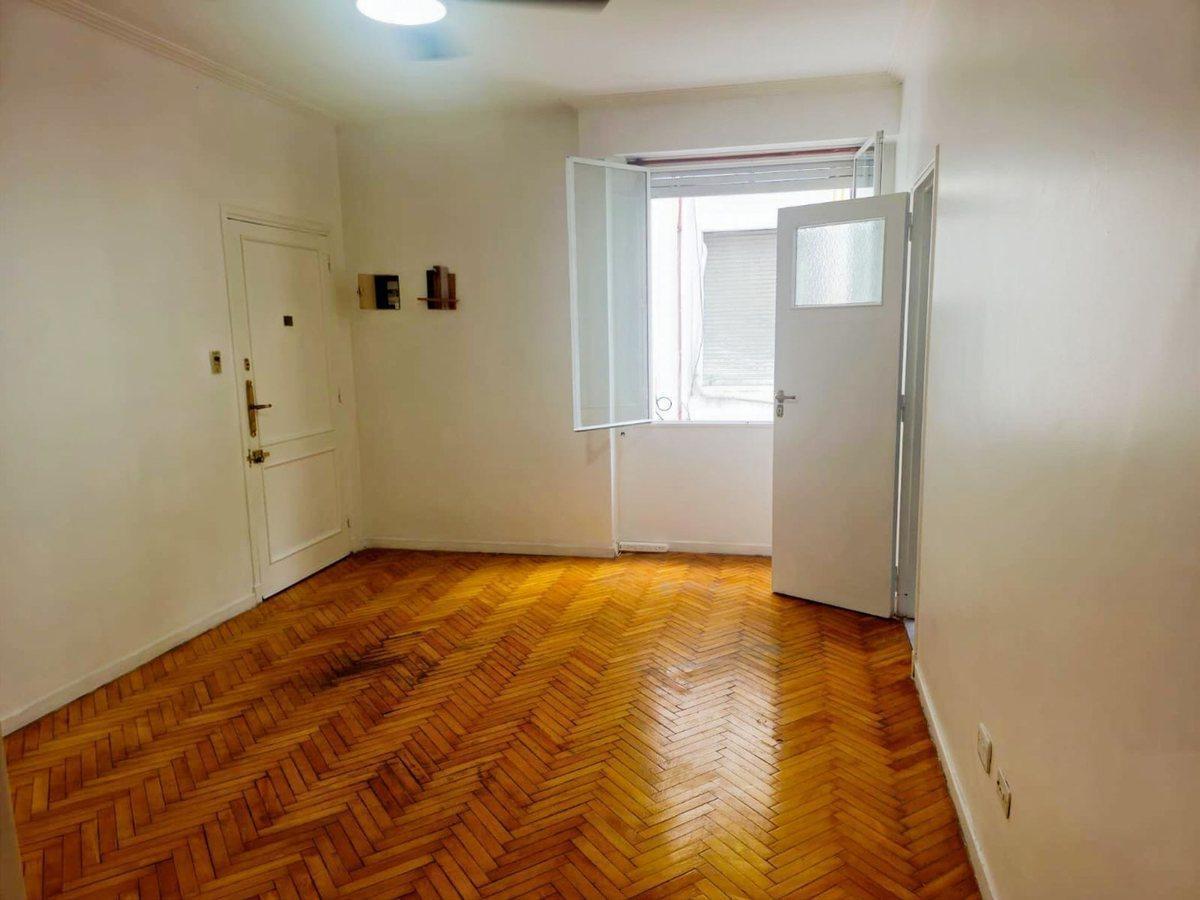 Apartamento de três ambientes com 2 quartos em Flores