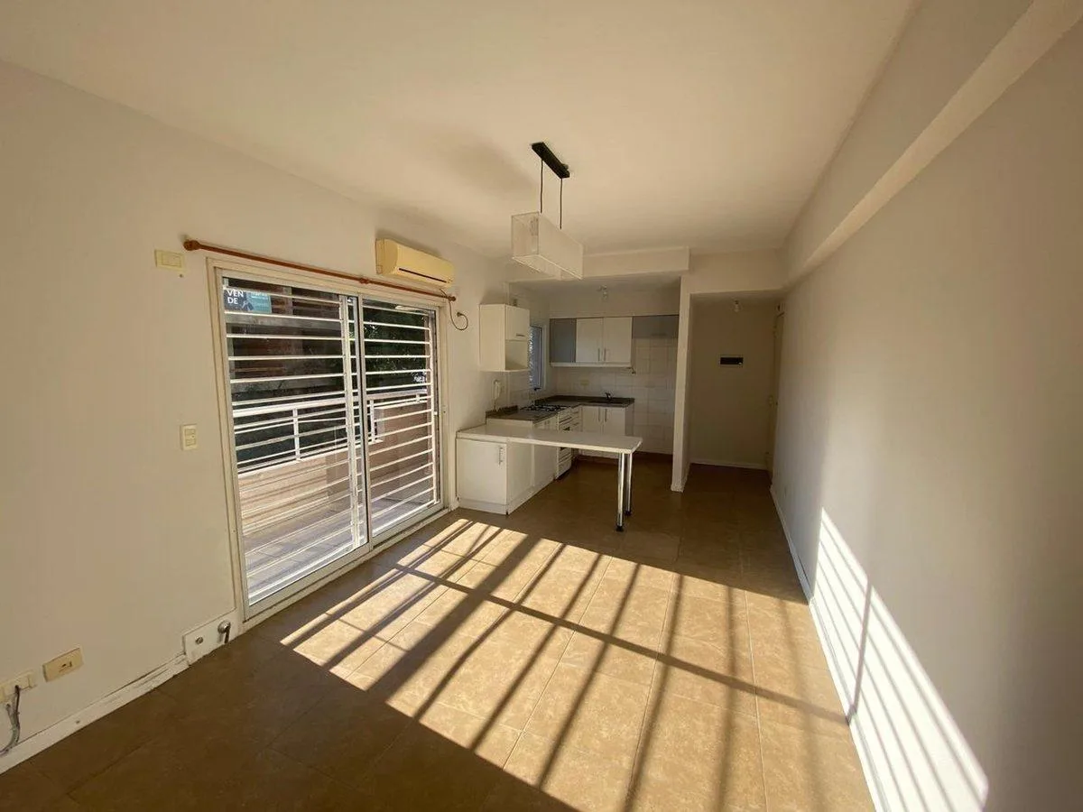 Apartamento de dois ambientes com 1 dormitório para alugar em La Paternal