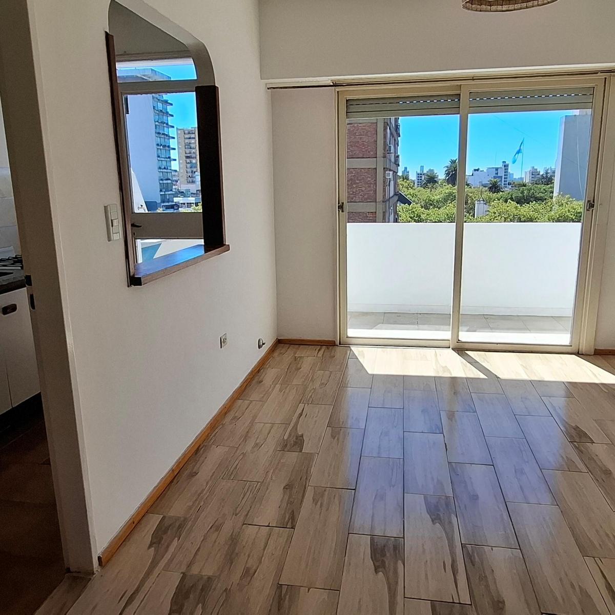 Kitnet com varanda larga no centro de General San Martín