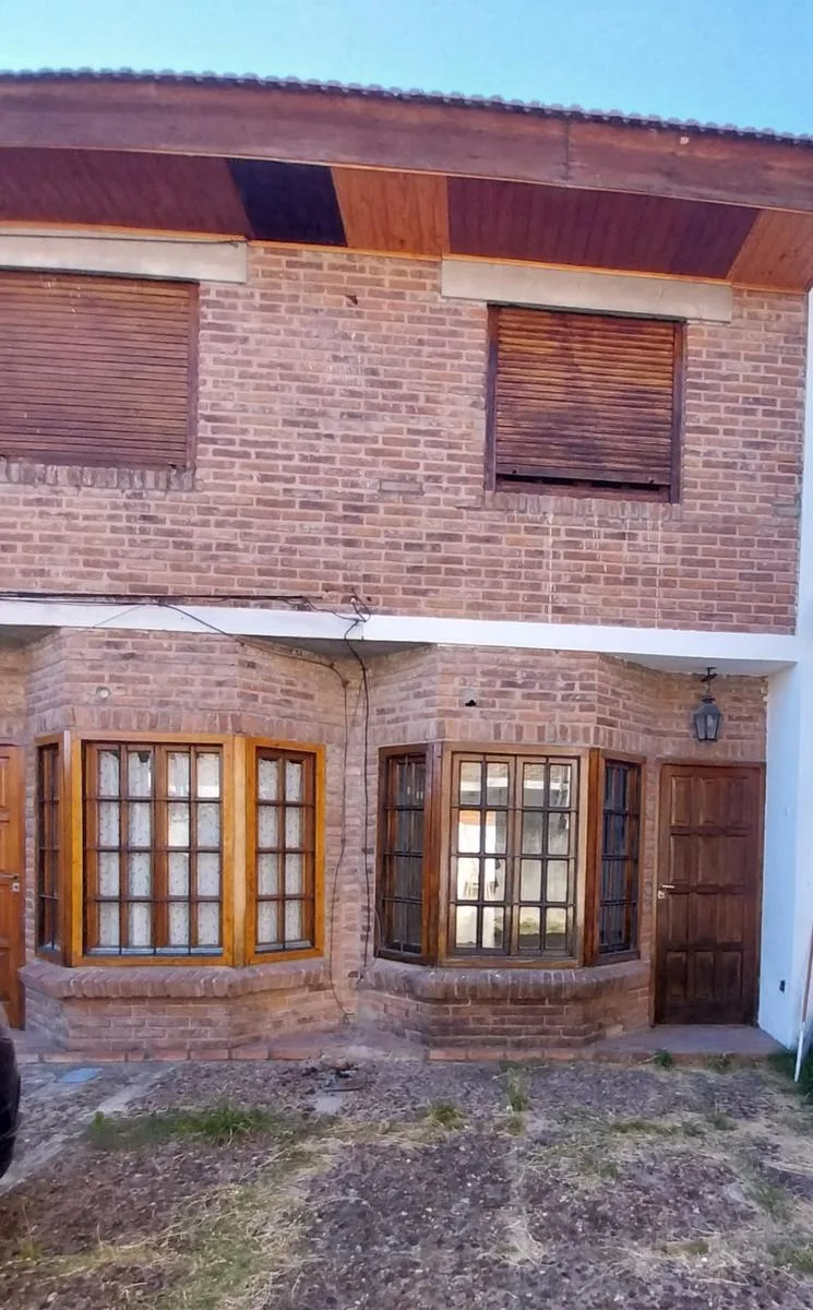 Duplex com 2 dormitórios para alugar no Centro de Luján