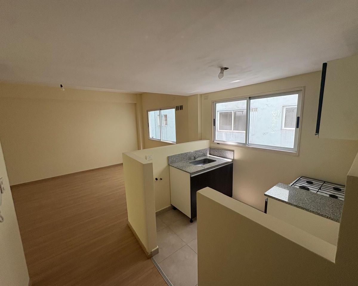 Apartamento de dois ambientes com varanda em Flores