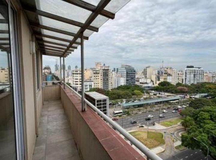 Departamento semipiso de 2 ambientes con balcón en Monserrat