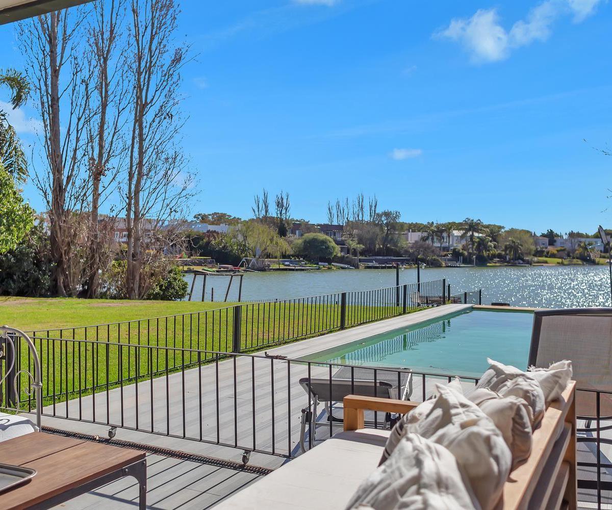 Four-bedroom house in Tigre, Santa Bárbara near central lakefront