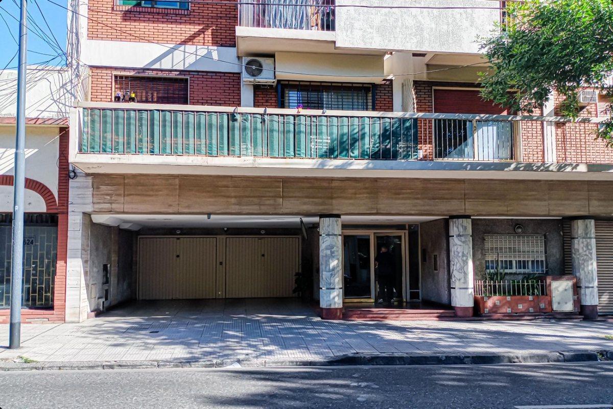 Departamento de 3 ambientes con cochera en Flores
