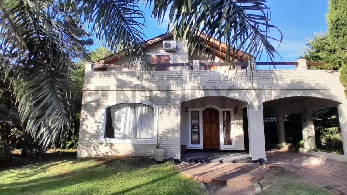 Three-bedroom house with pool in Pilar