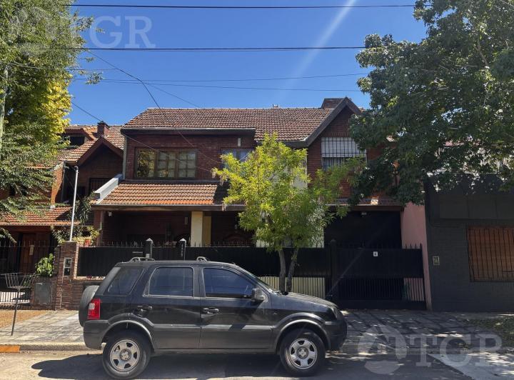 Furnished four-bedroom two-storey house in Martínez