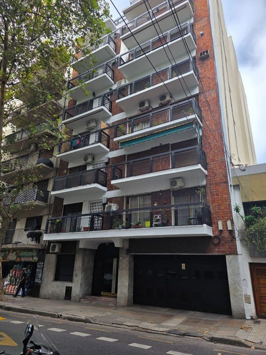 Apartamento de dois ambientes com cozinha independente e varanda fechada em Flores