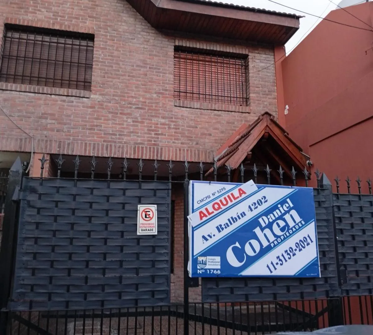 Three-bedroom duplex PH with private car entry and patio in Vicente López