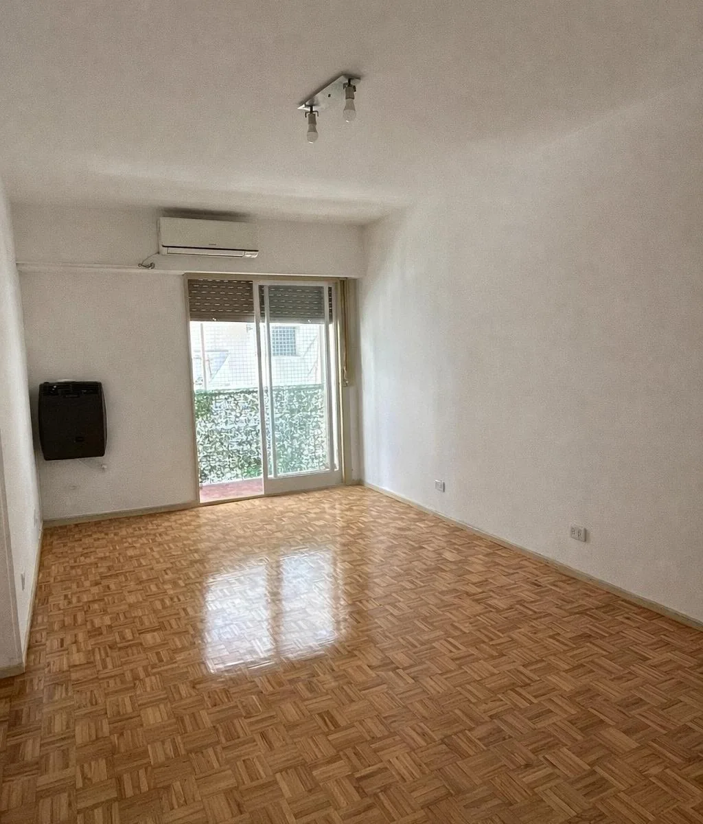 Three-room apartment with covered parking in Palermo
