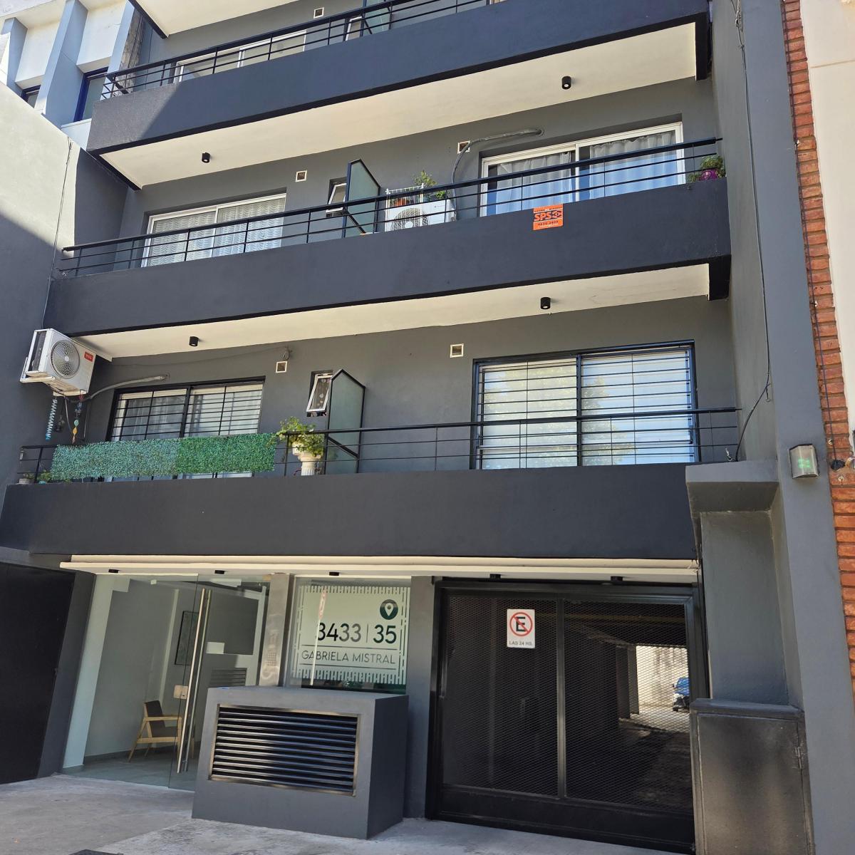 Квартира-студия с окнами на улицу в Villa Devoto