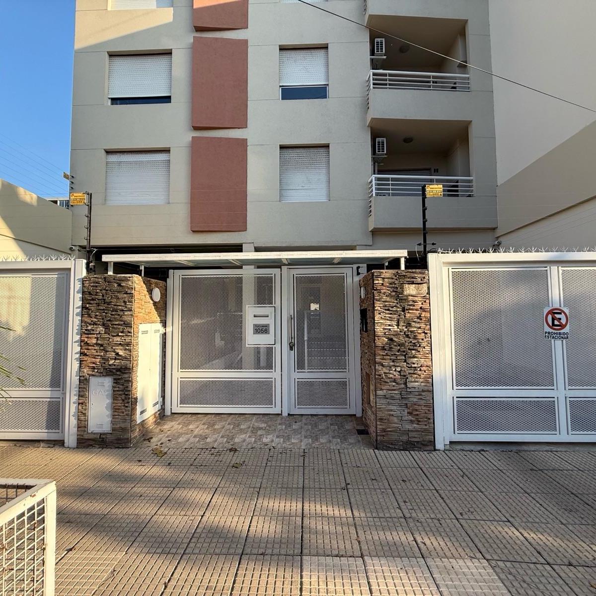 Departamento de 4 ambientes con cochera en Morón
