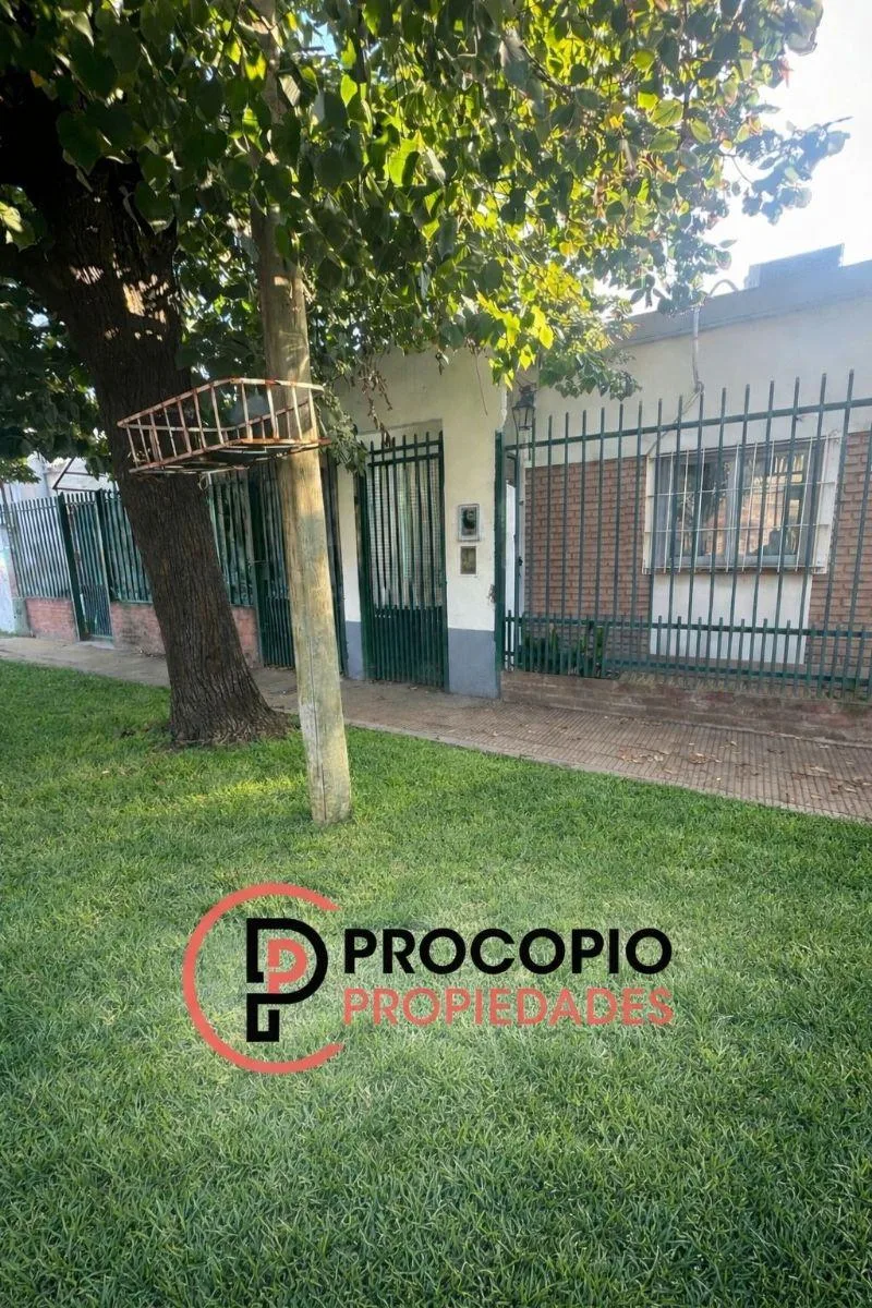 Kitnet em Moreno com pátio privativo e entrada independente