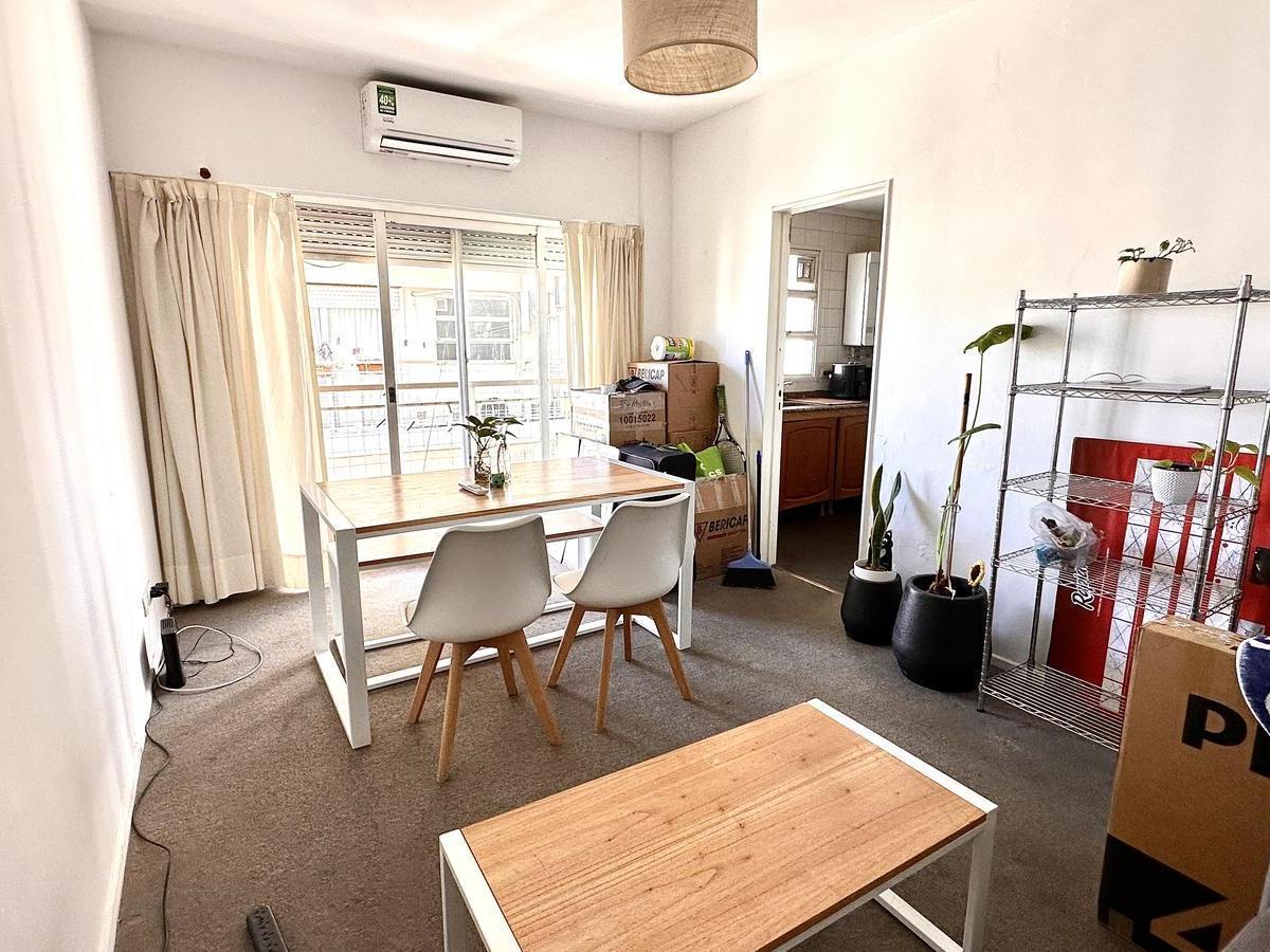 Apartamento de dois ambientes com varanda em Balvanera