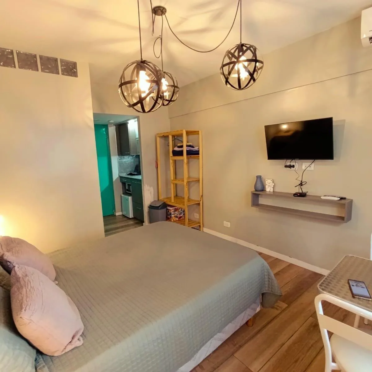 Меблированная квартира-студия Monserrat для краткосрочной и традиционной аренды