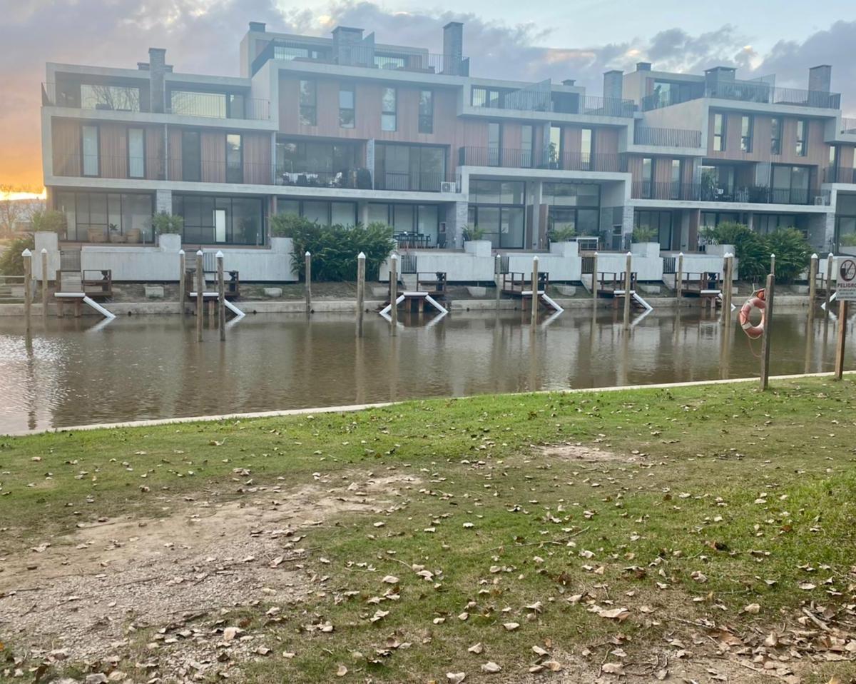 Townhouse de 4 dormitórios em Tigre com amarra própria