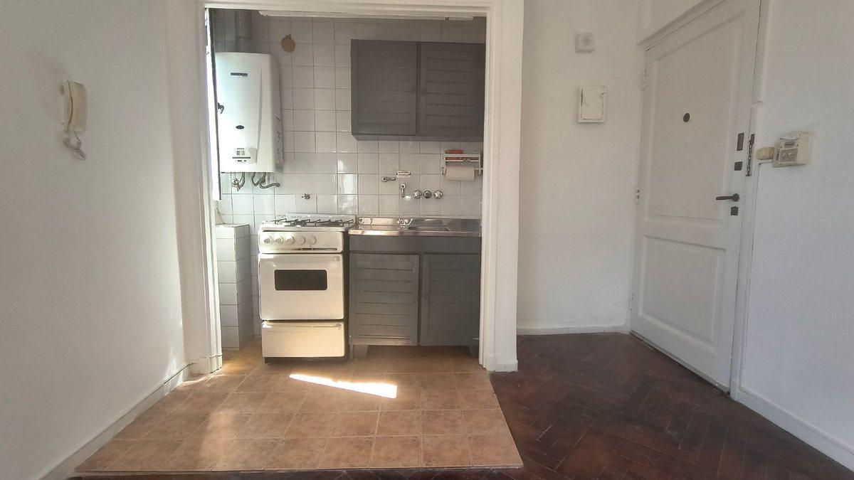 Monoambiente con balcón en Balvanera