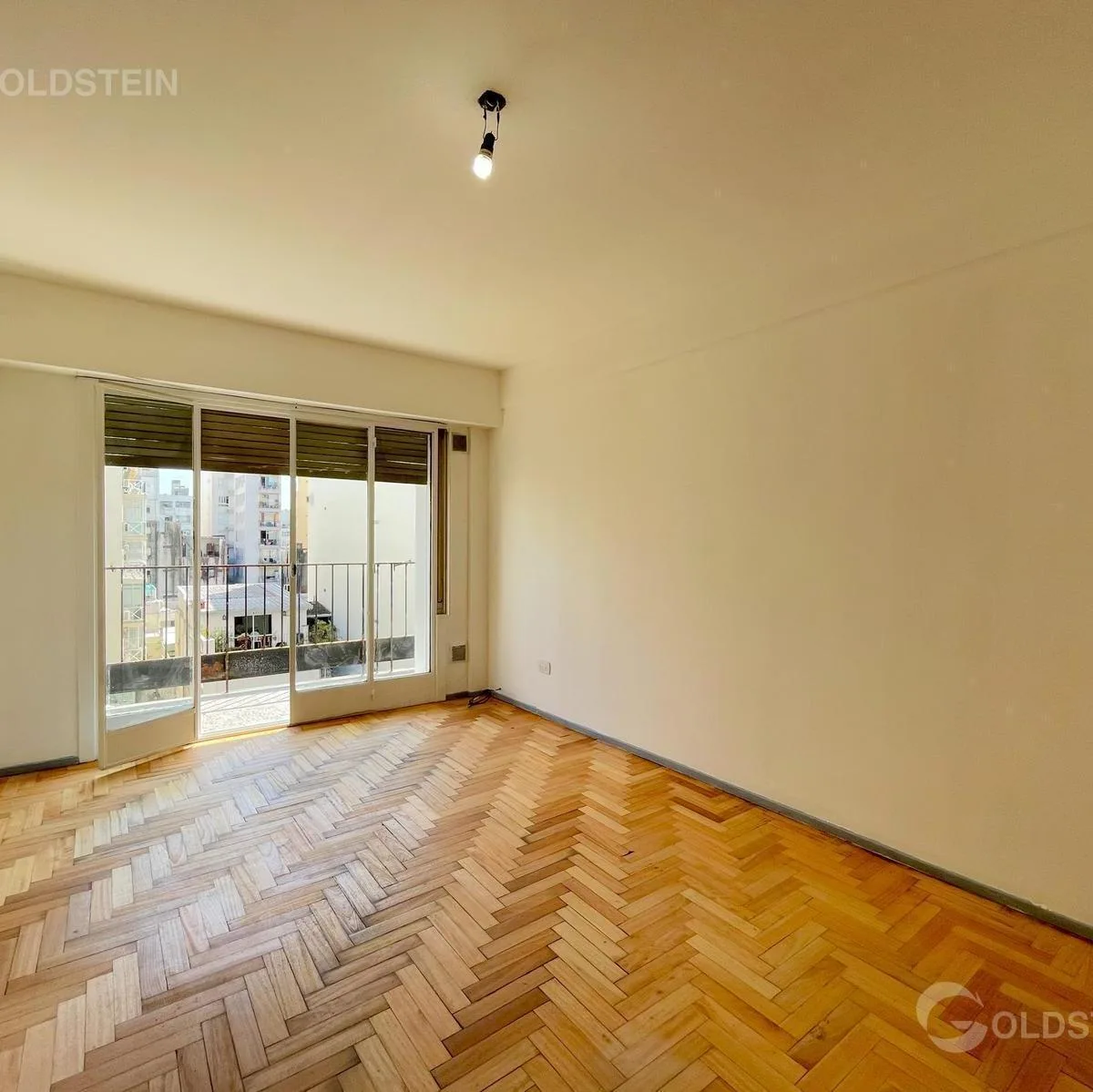 Apartamento de quatro ambientes de frente em Villa Crespo