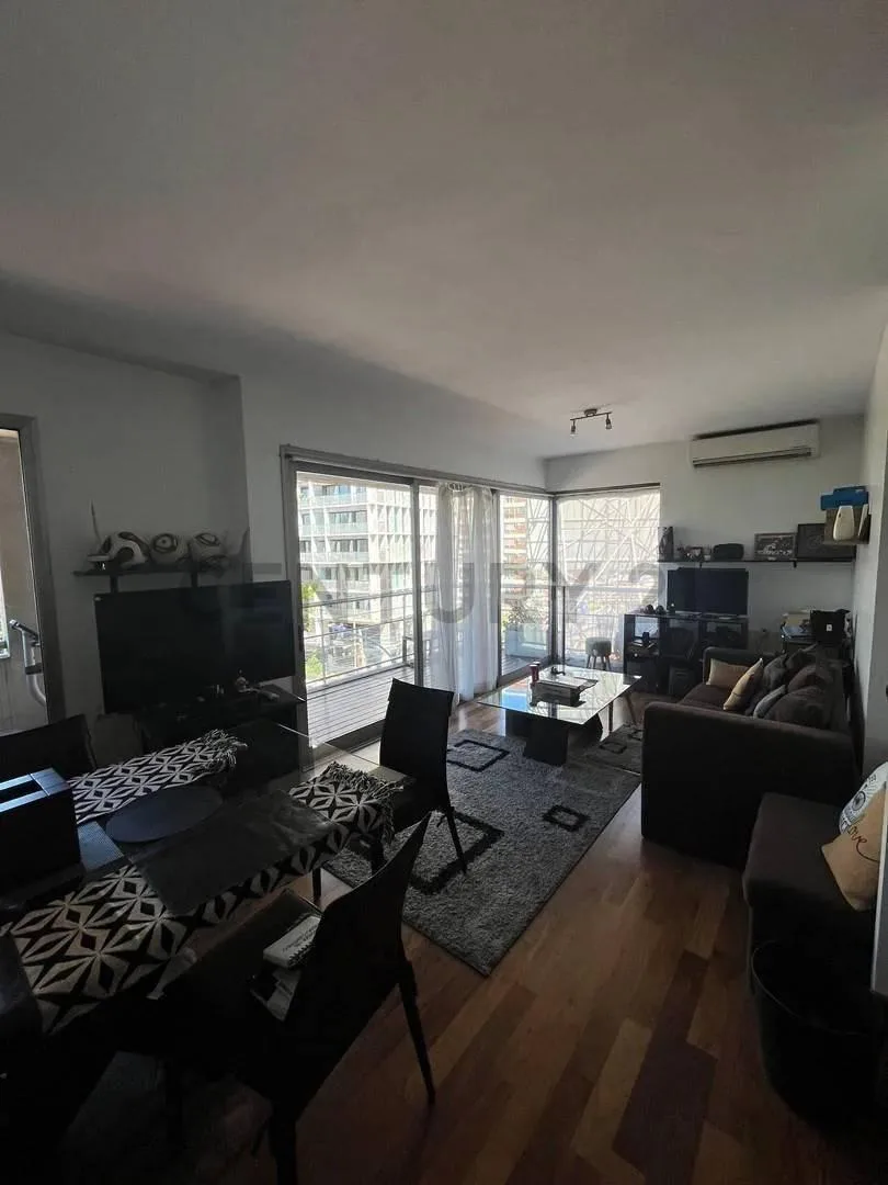 Apartamento de três ambientes mobiliado com vaga de garagem fixa em Olivos