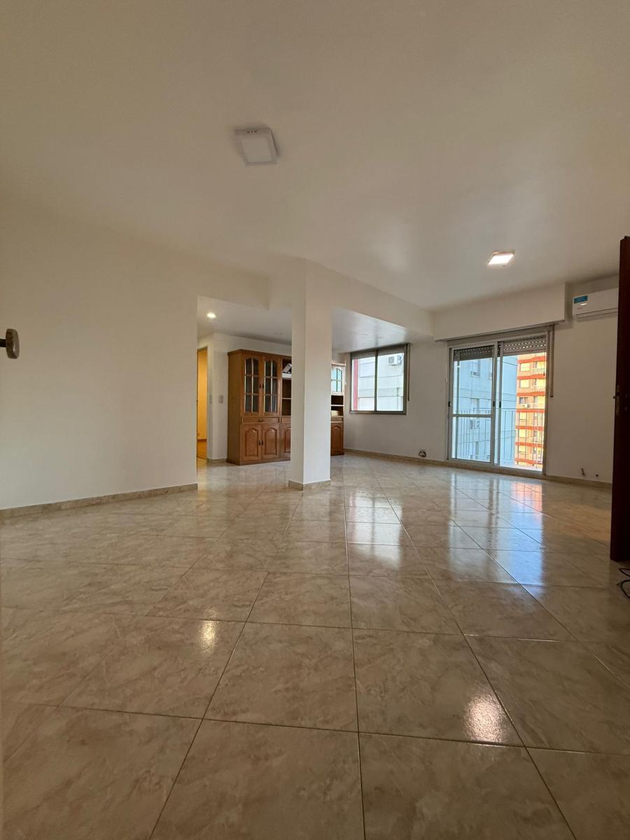 Departamento de 3 ambientes con balcón en Vicente López