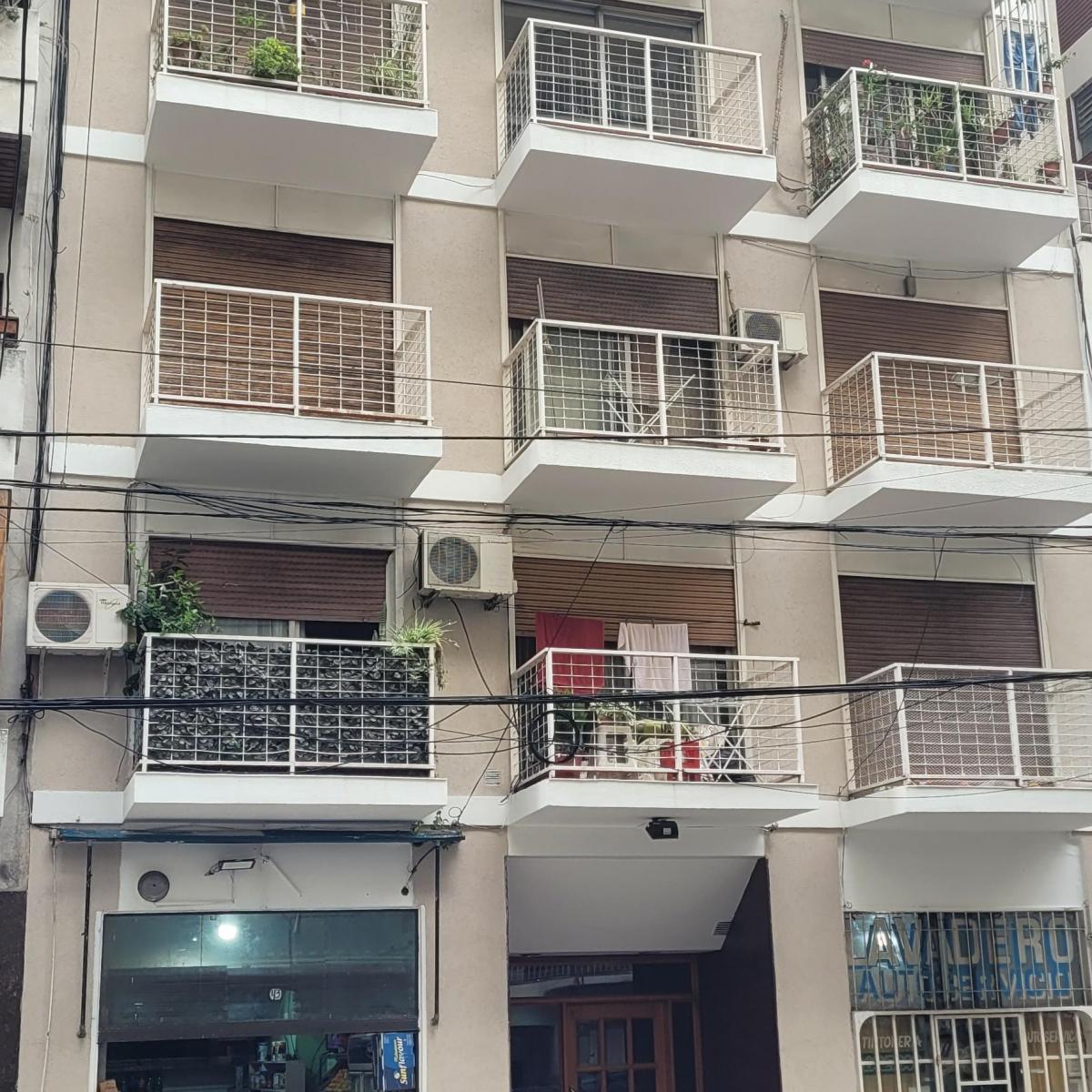 Departamento de 2 ambientes al frente con balcón en Flores