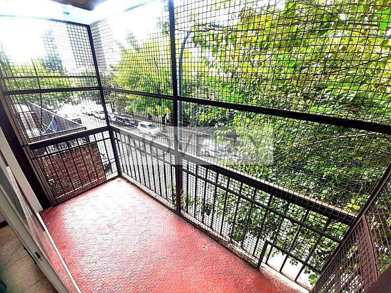 Departamento de 3 ambientes con balcón en Monte Castro