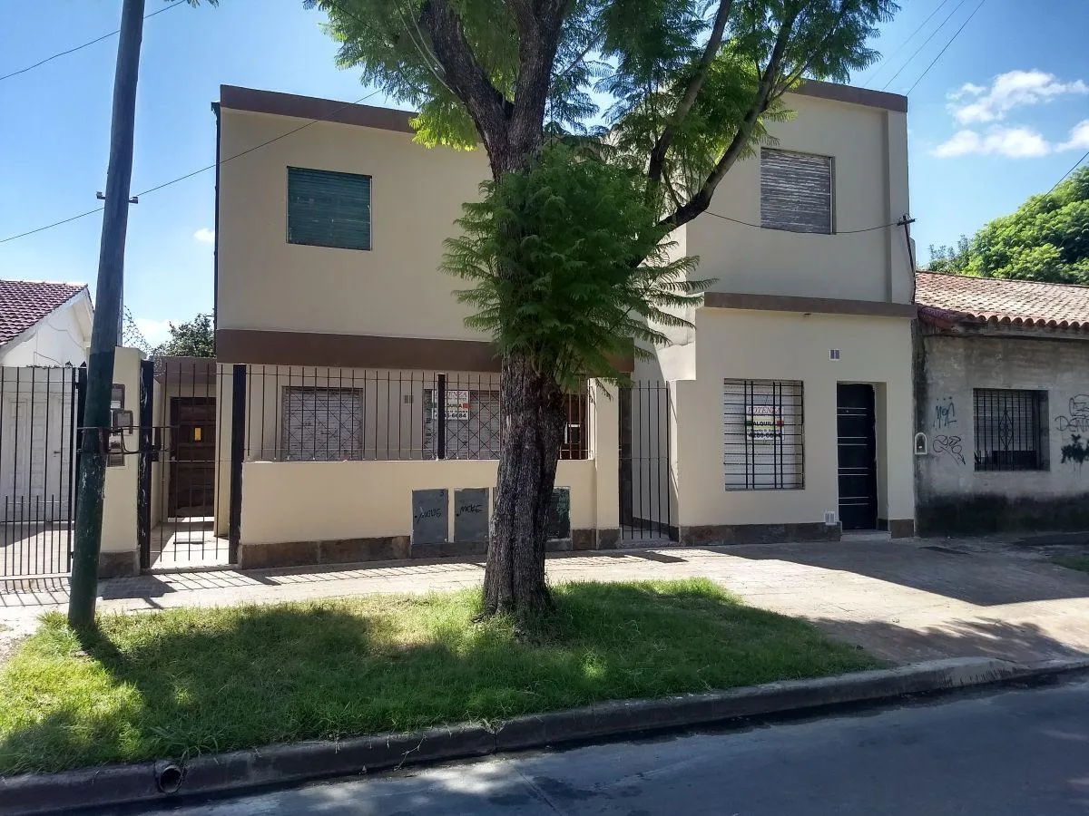 Two-room apartment with patio in Lomas de Zamora
