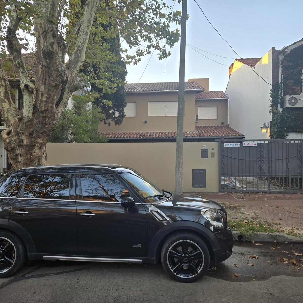 Four-bedroom refurbished house in Acassuso