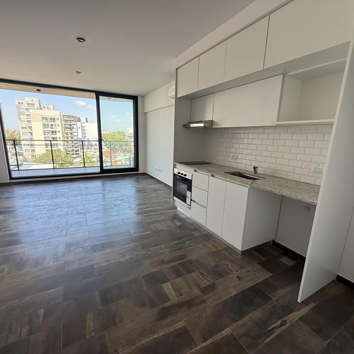 Monoambiente con balcón en Tres de Febrero