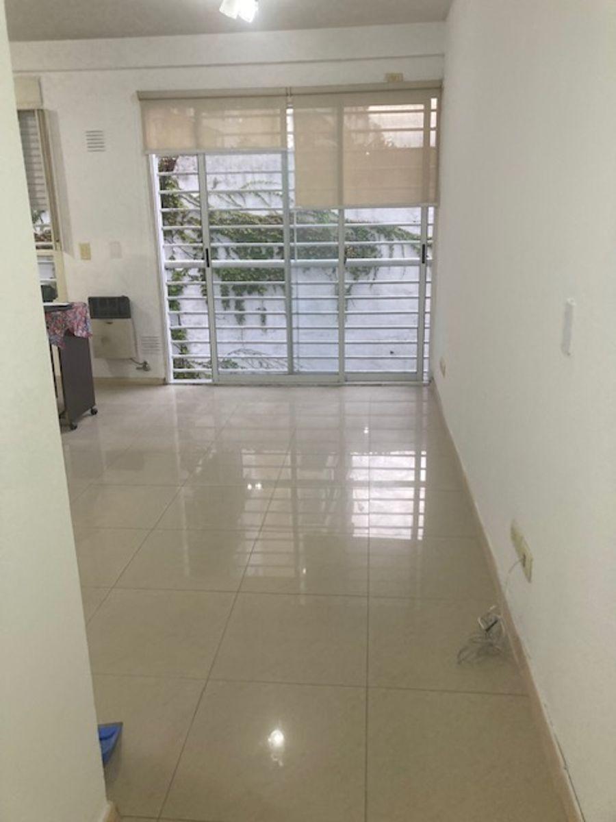 Kitnet de frente para os fundos em Caballito