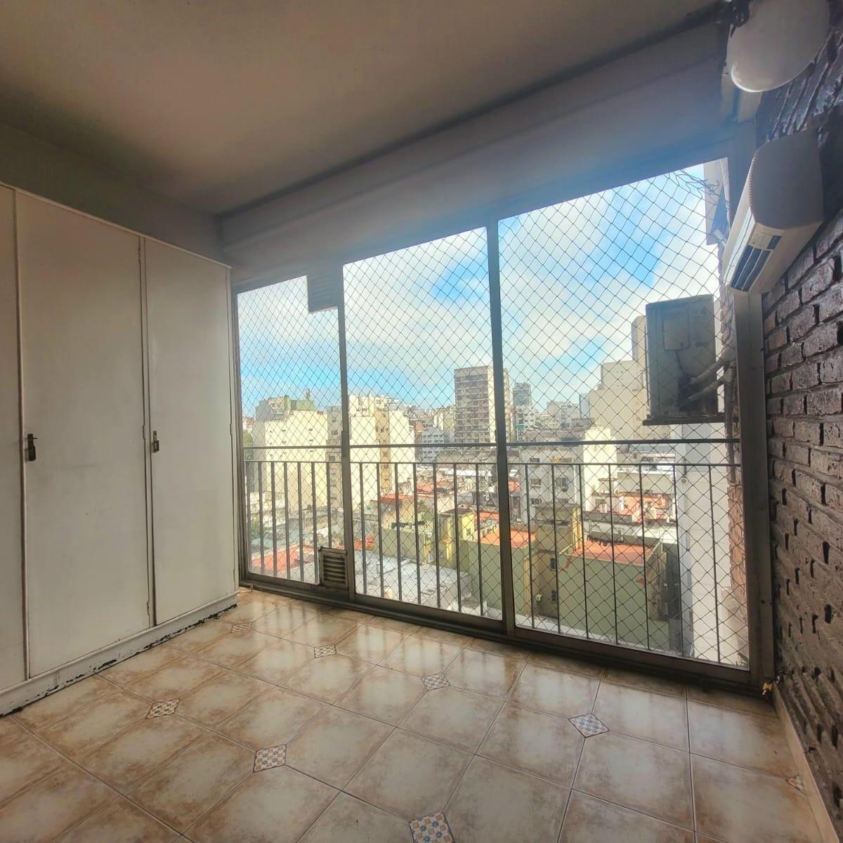 Apartamento de dois ambientes com varanda fechada em Caballito