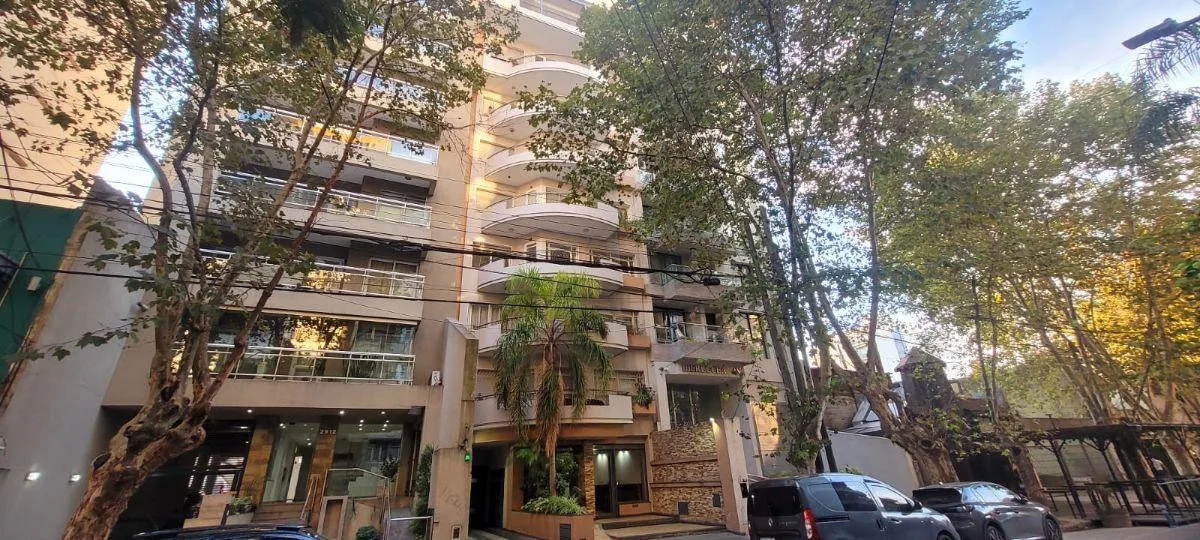 Apartamento de três dormitórios (quatro ambientes) com vaga de garagem em Lanús
