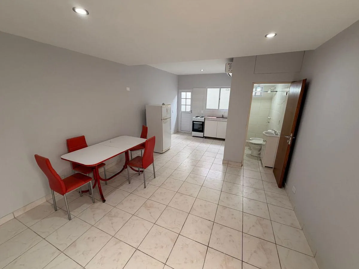 Квартира-студия с небольшим внутренним патио в Avellaneda