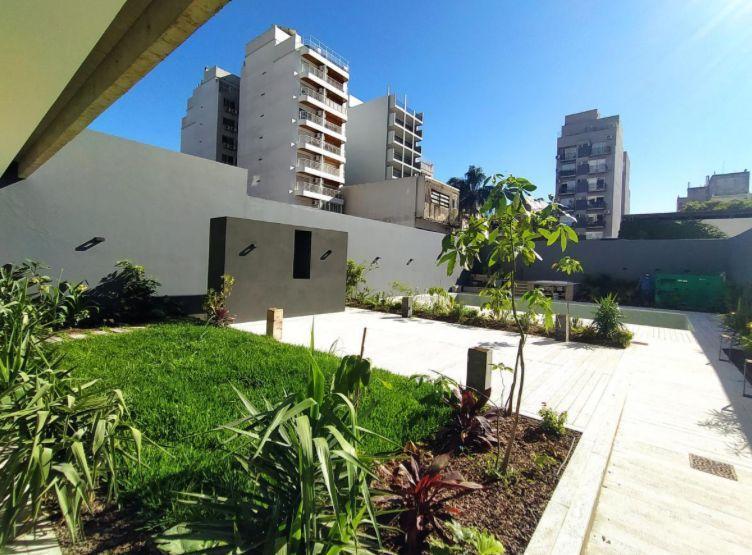 Departamento de 2 ambientes y medio con balcón al frente en Flores