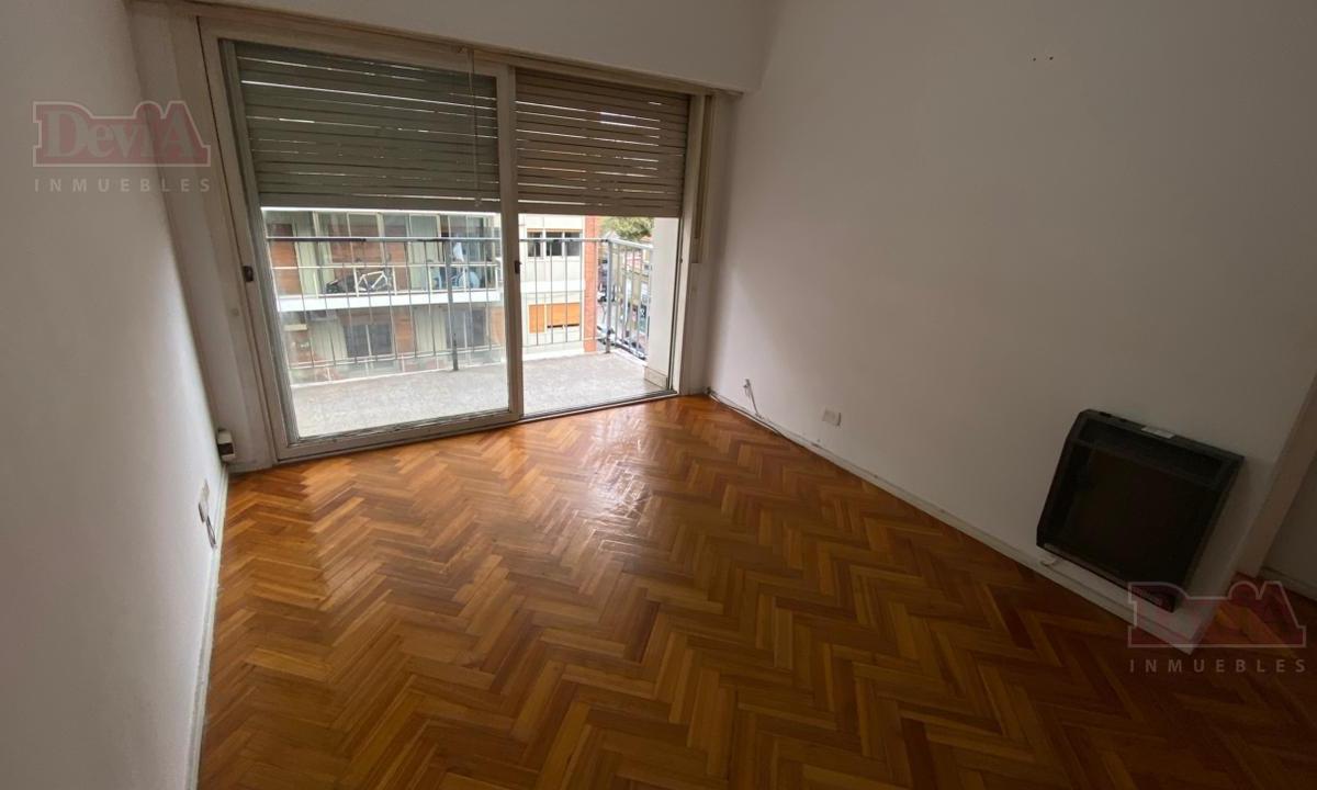 Departamento de 2 ambientes con balcón al frente en Villa Urquiza