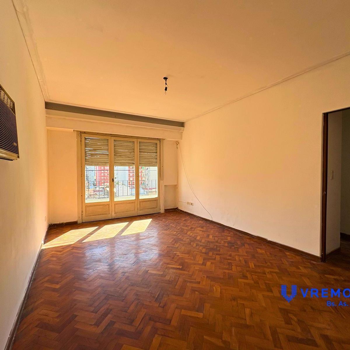 Apartamento de três ambientes com varanda contínua em Balvanera