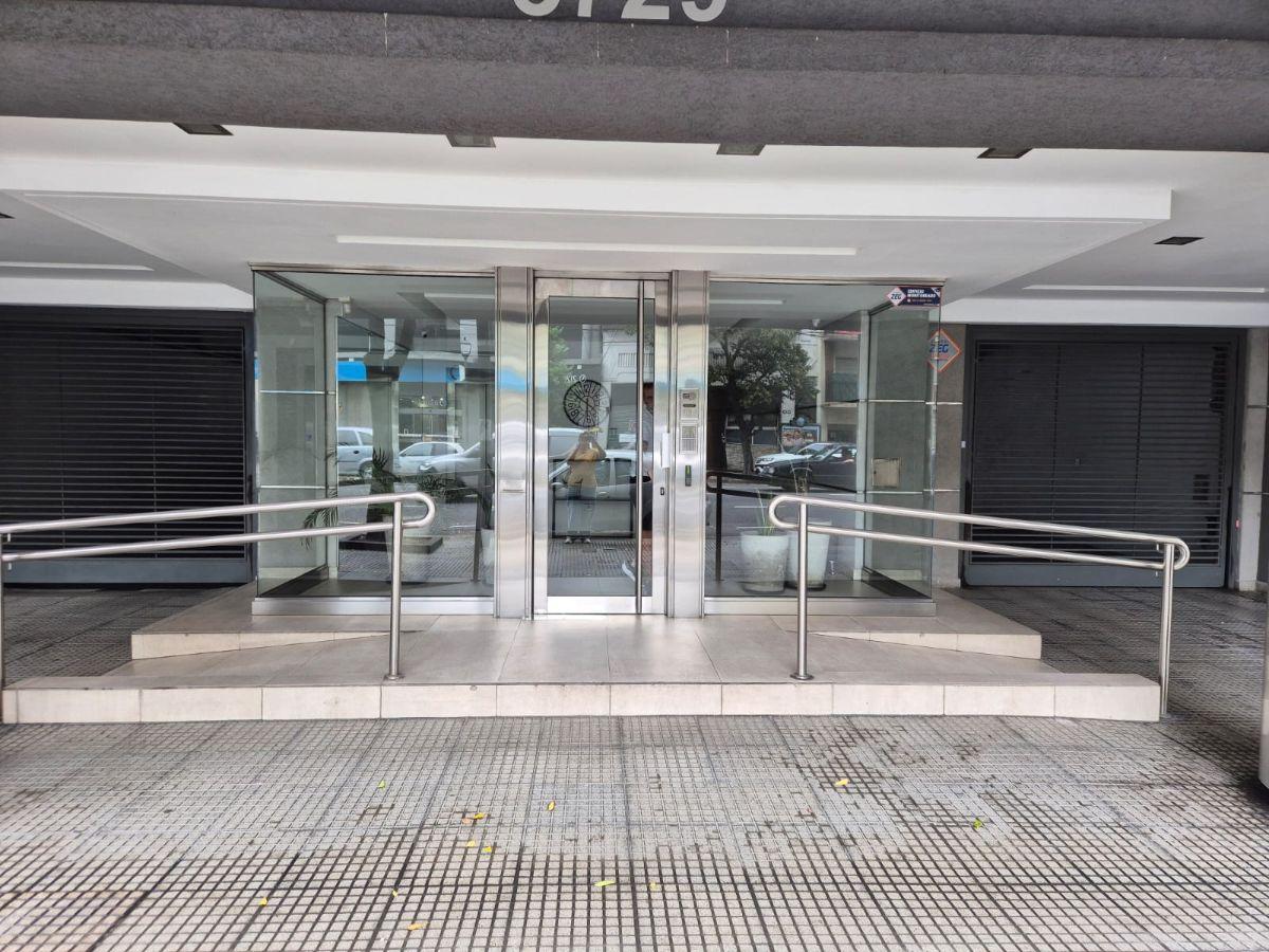 Departamento de 2 ambientes al frente con balcón y cochera en Almagro