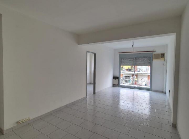 Monoambiente con balcón a la calle en Villa Crespo