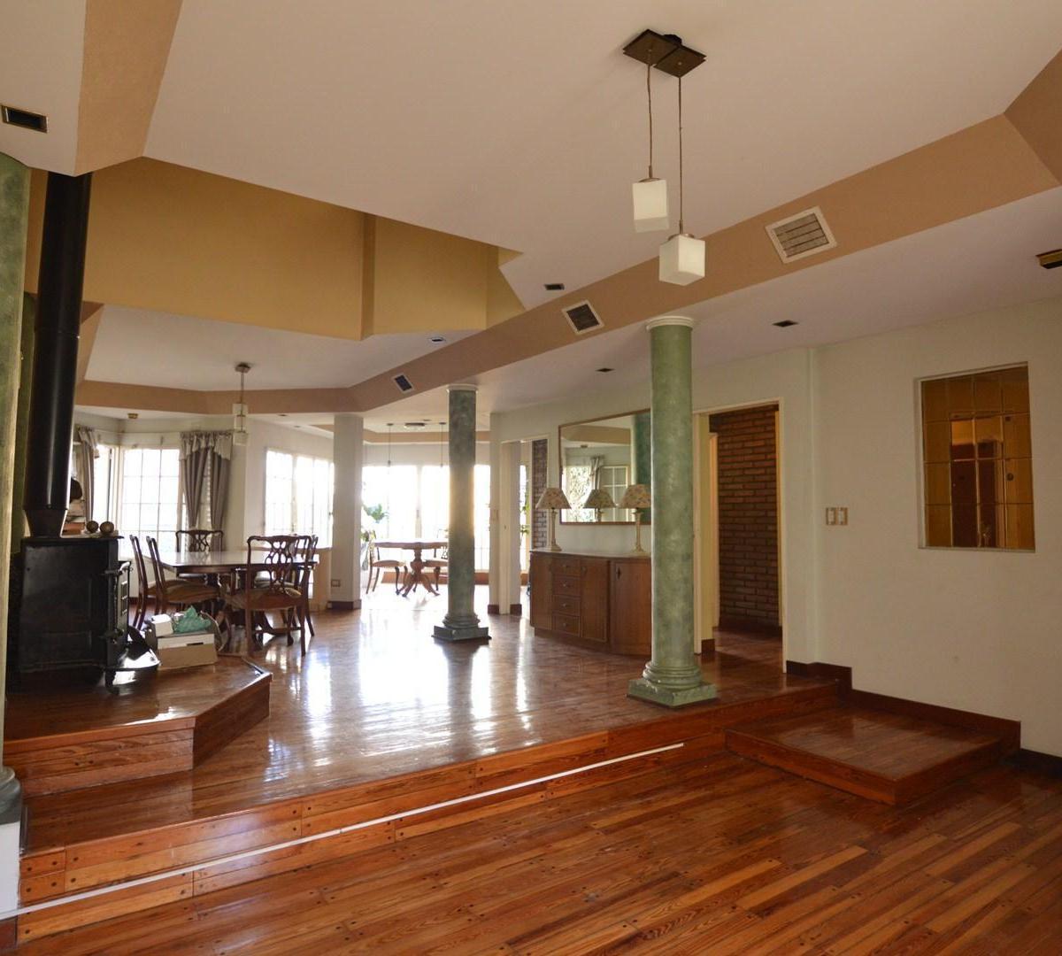 Five-bedroom triplex house in Boedo