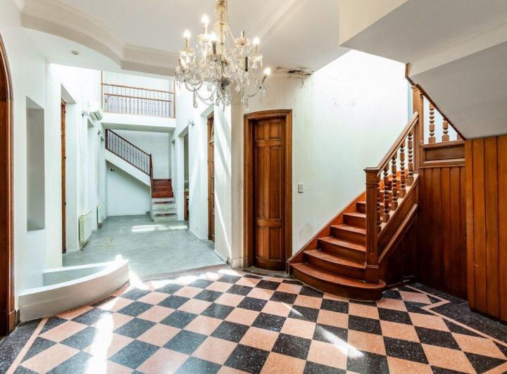 Casa comercial de 5 ambientes en Colegiales con terraza y parrilla