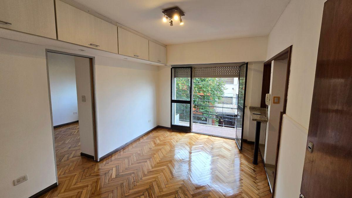 Departamento de 2 ambientes apto profesional al frente en Flores