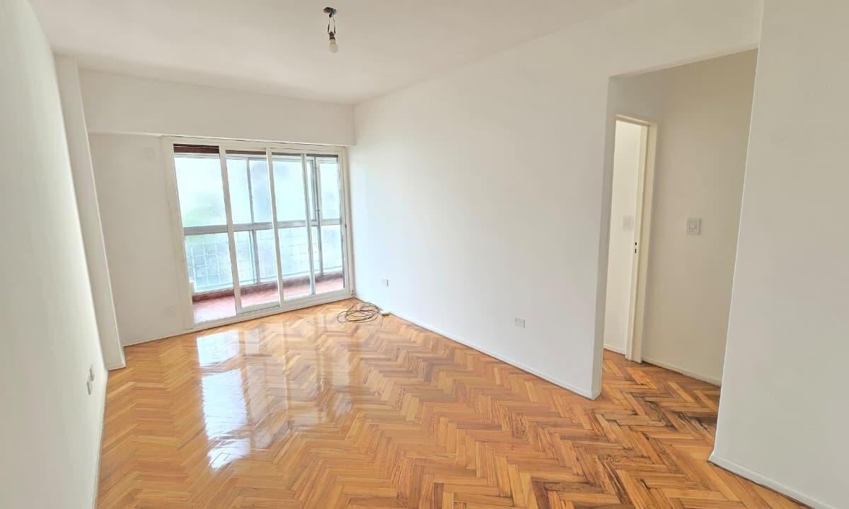 Two-room apartment with balcony in Flores