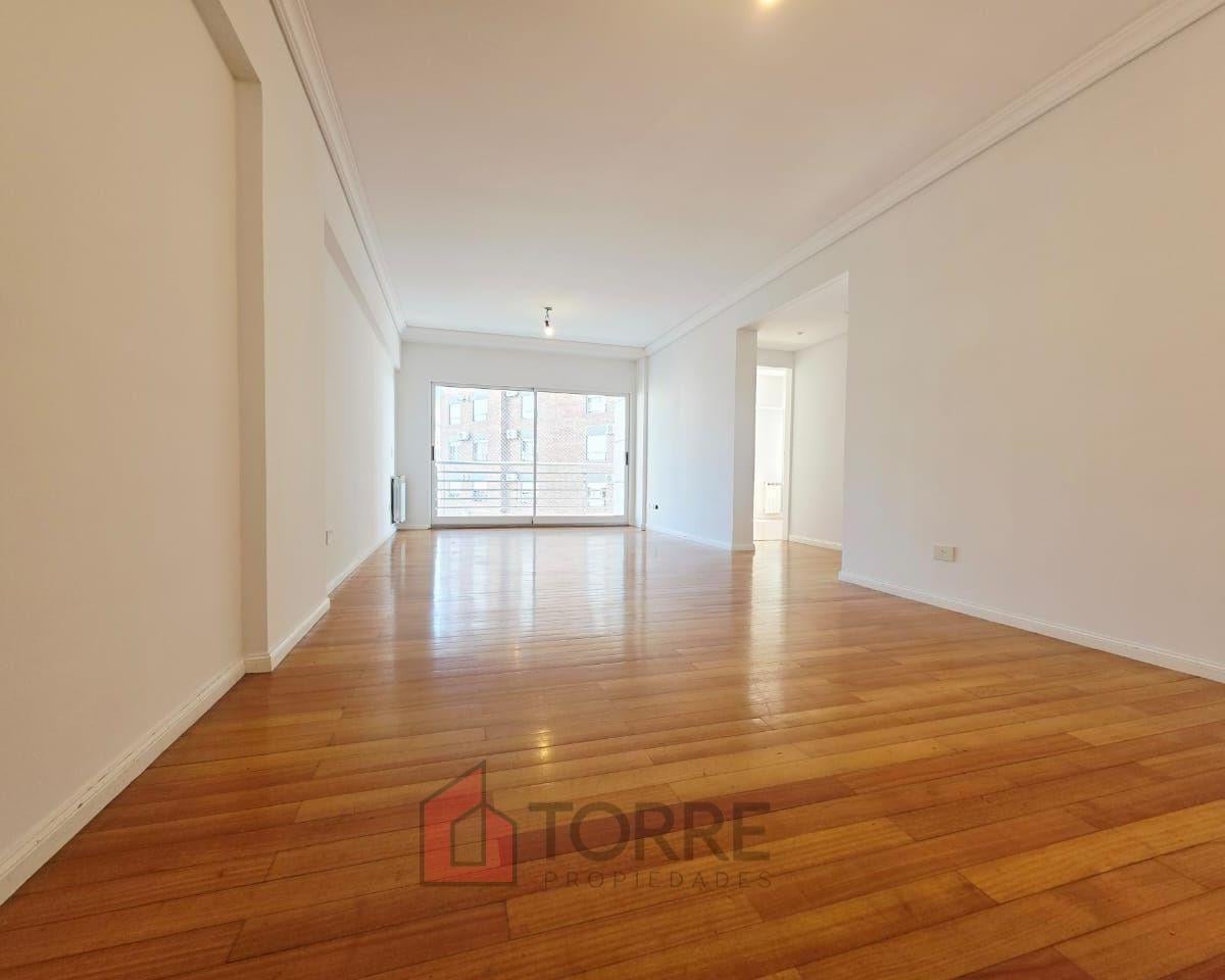 Departamento de 3 ambientes con cochera en Olivos
