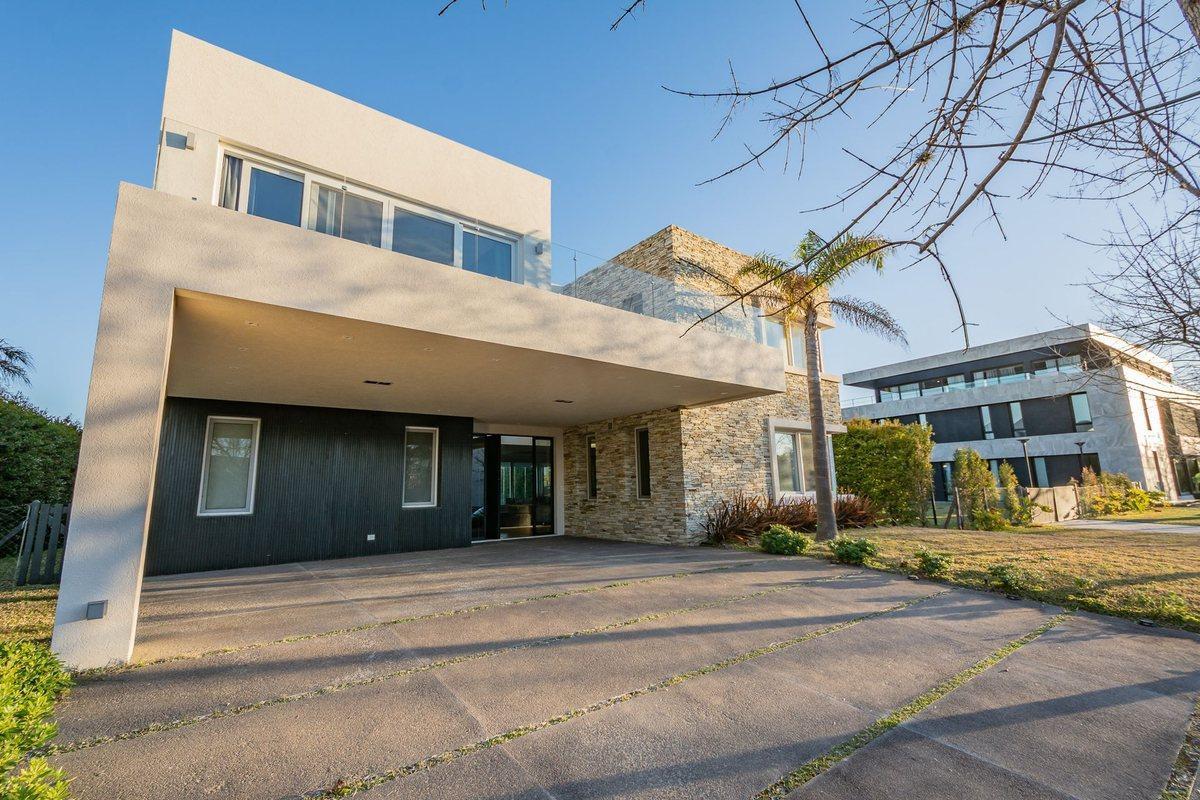 Furnished five-bedroom house in El Yacht, Tigre