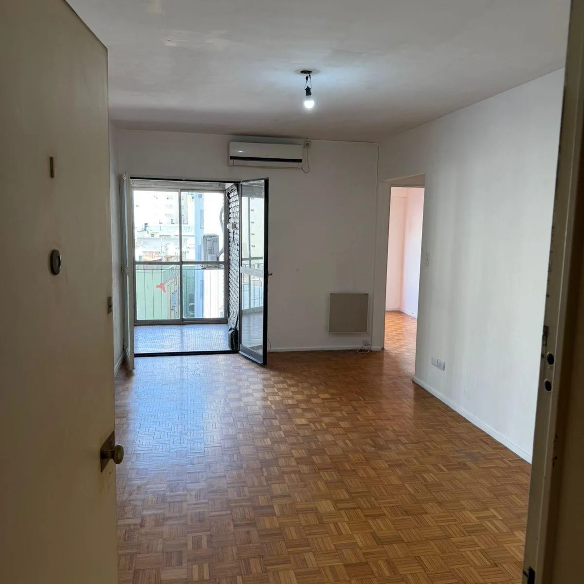 Apartamento de dois ambientes com 1 quarto e varanda fechada em Caballito