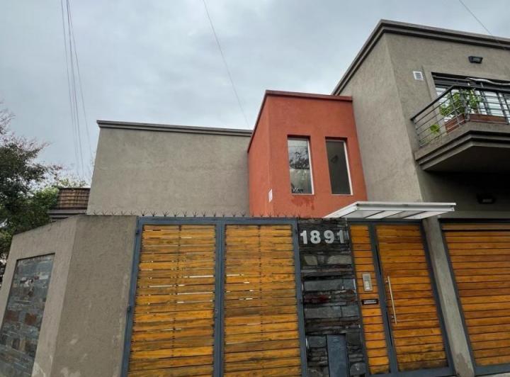 Two-room apartment with covered parking in Lomas de Zamora