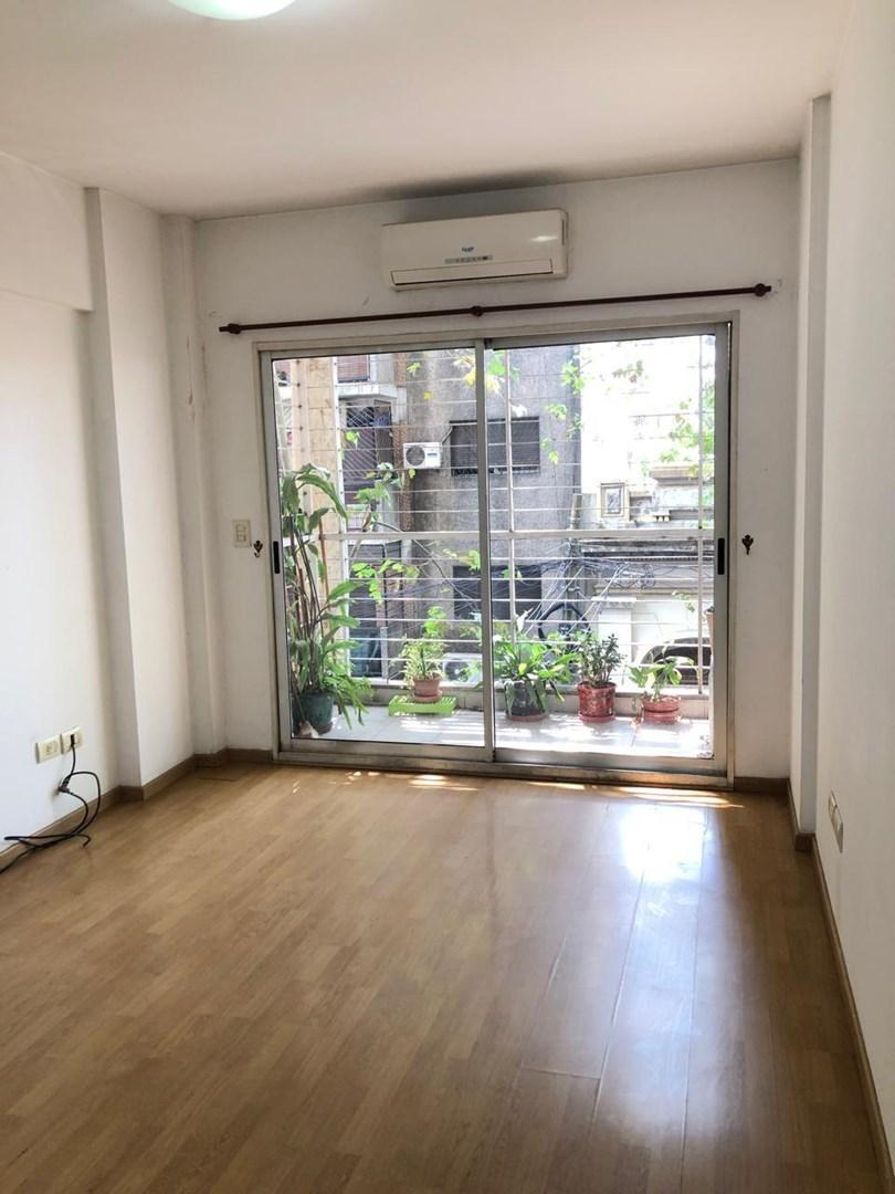 Departamento de 2 ambientes al frente en Flores