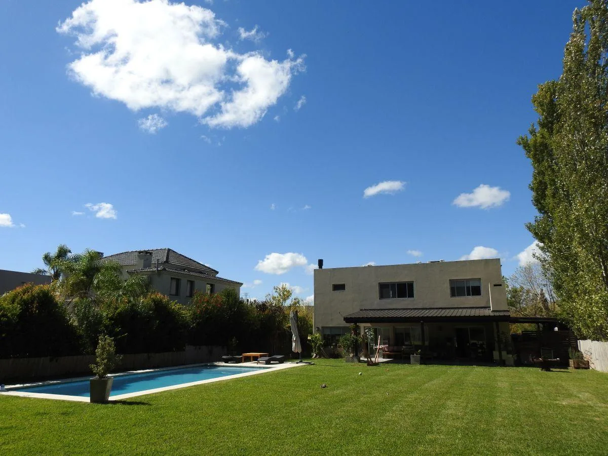 Casa de 4 dormitorios en Tigre con pileta, jardín y parrilla