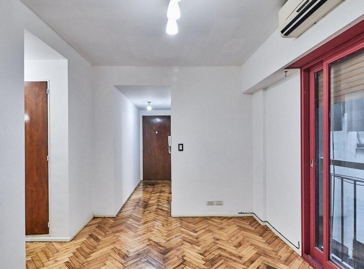 Departamento de 2 ambientes al frente con balcón en Almagro